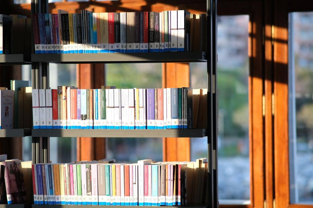 buku yang mendapatkan pencahayaan