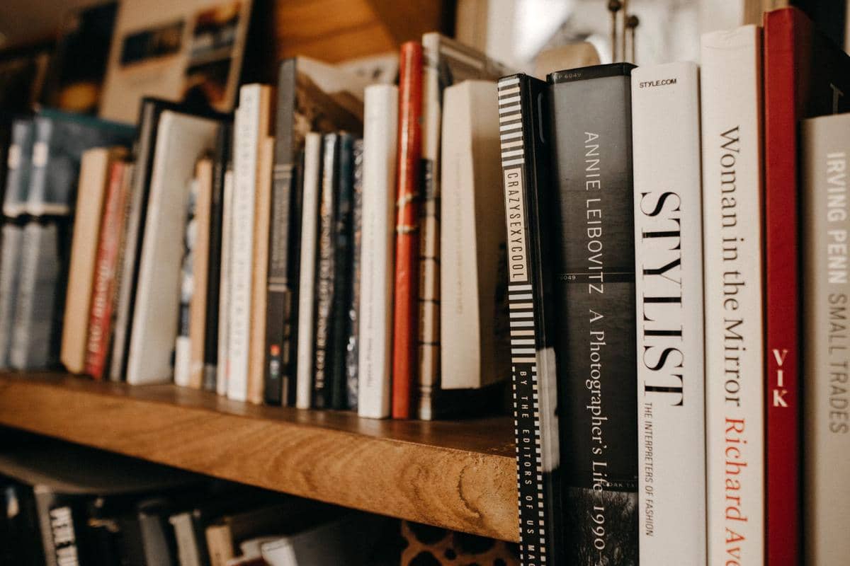 buku yang disusun rapi dalam rak