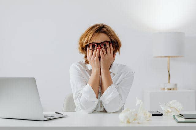 5 Tanda Kamu Kelelahan Emosional karena Terlalu Sering Curhat