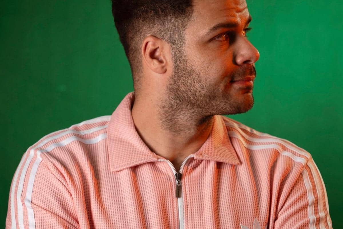 ilustrasi peach polo shirt