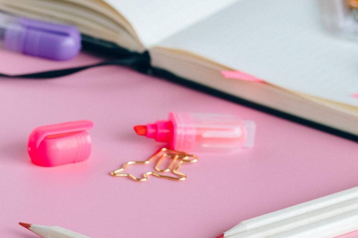 ilustrasi highlighter atau stabilo