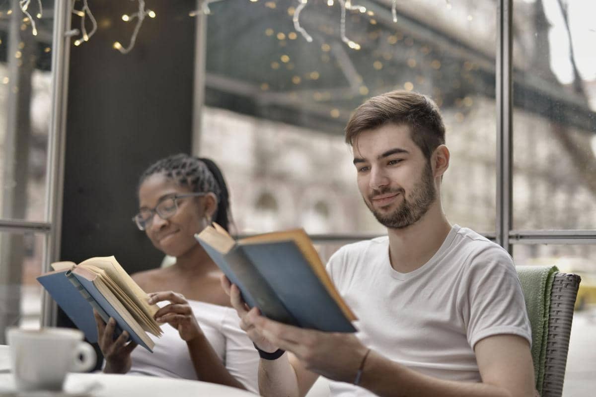 book club yang sedang berkumpul bersama