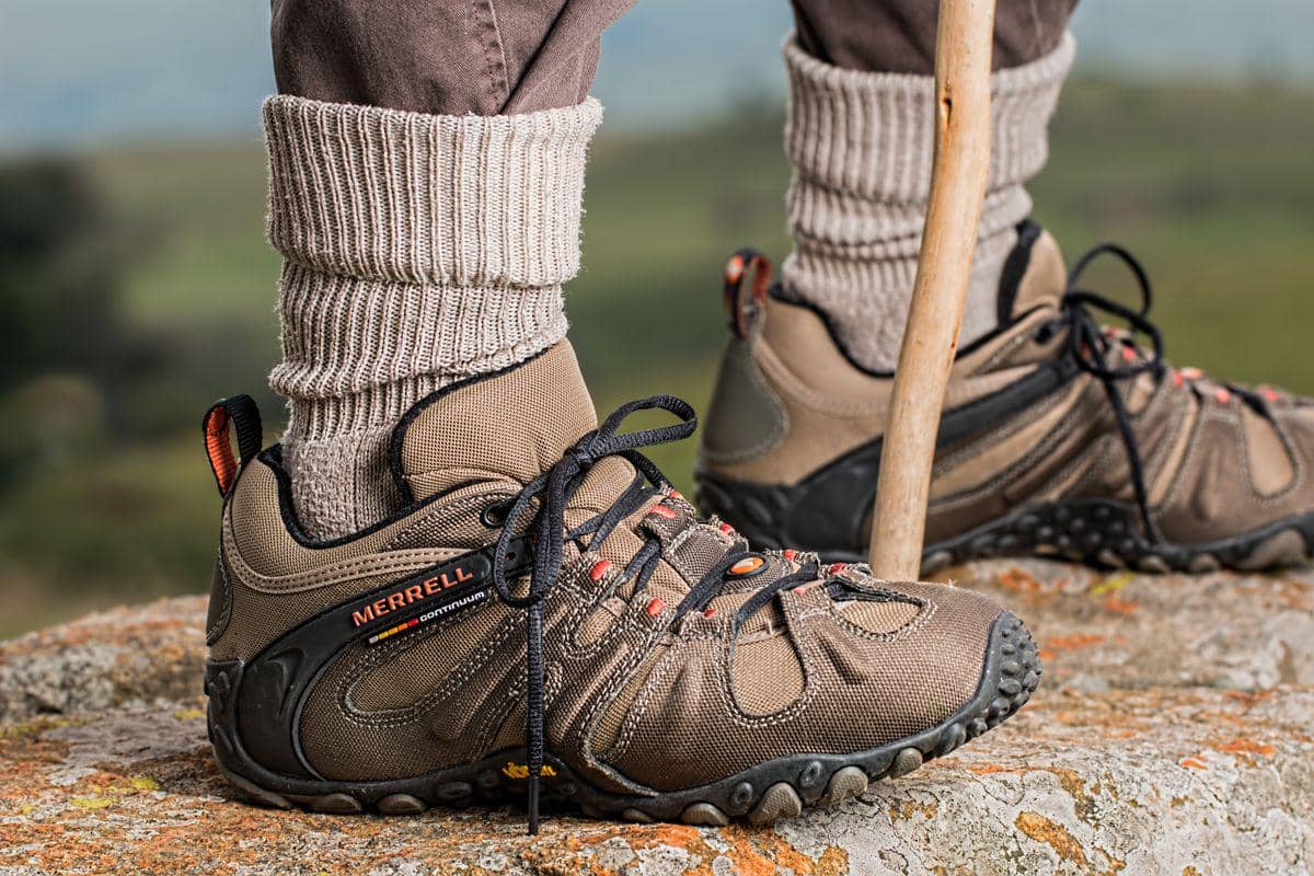 ilustrasi sepatu gunung