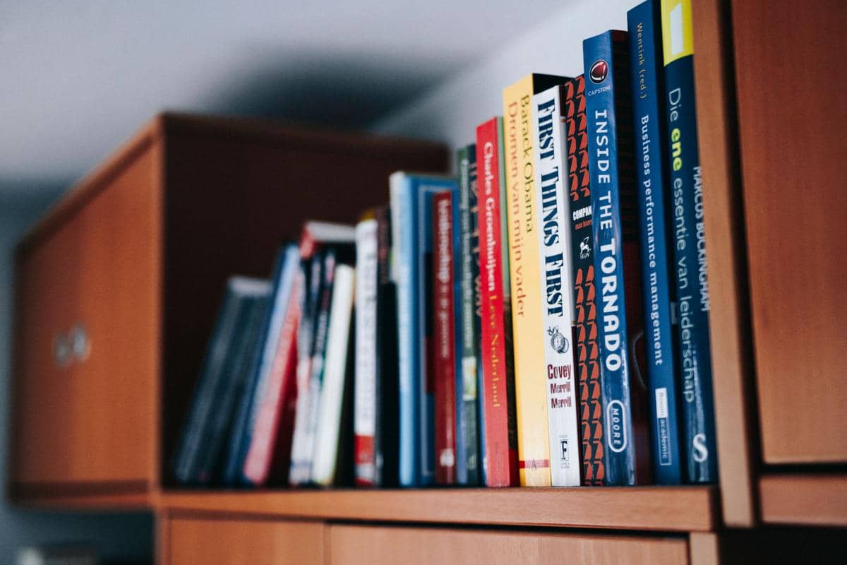 menggunakan storage kosong segai rak buku