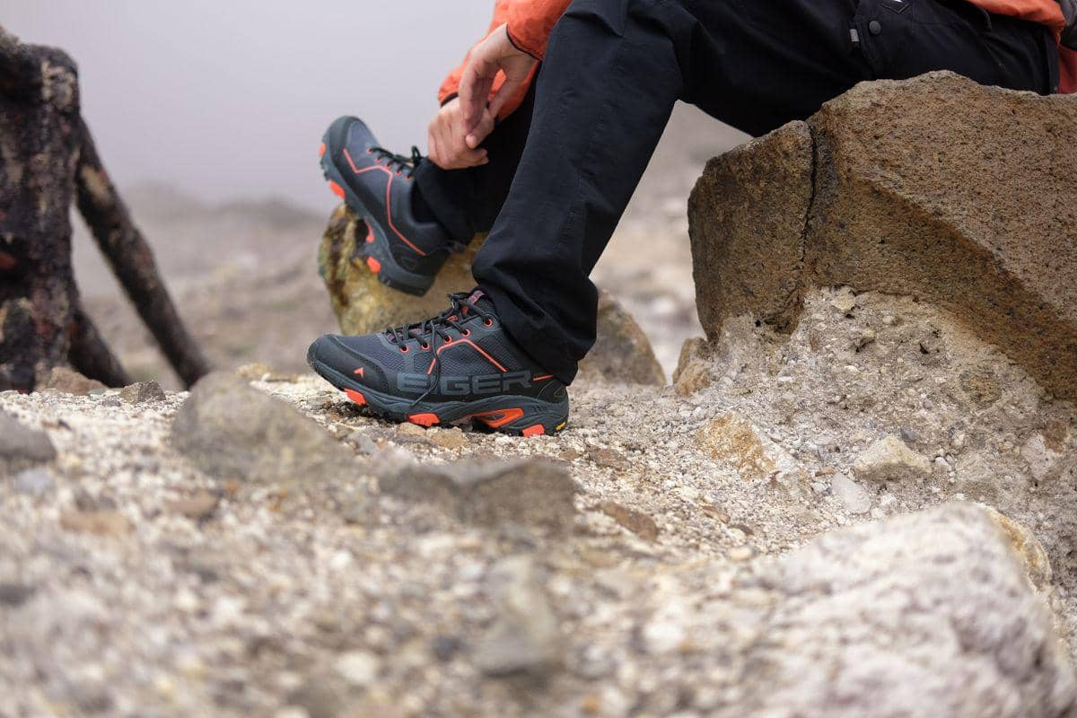 ilustrasi sepatu gunung
