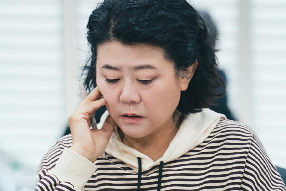 Para pemeran dan kru mengikuti pembacaan naskah drama Doctor X bersama dalam suasana persiapan produksi.