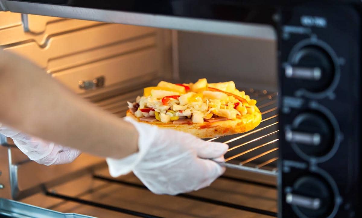 ilustrasi microwave, masak homemade pizza, oven