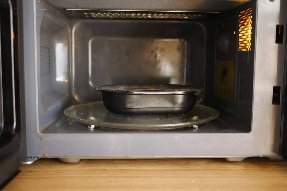 ilustrasi microwave, menghangatkan makanan