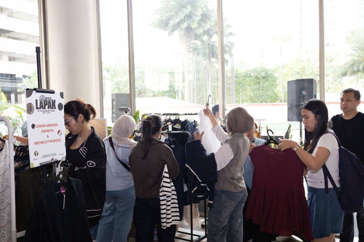 Suasana BOCA Lapak, pasar barang preloved yang digelar di area lobi Mangkuluhur ARTOTEL Suites Jakarta.