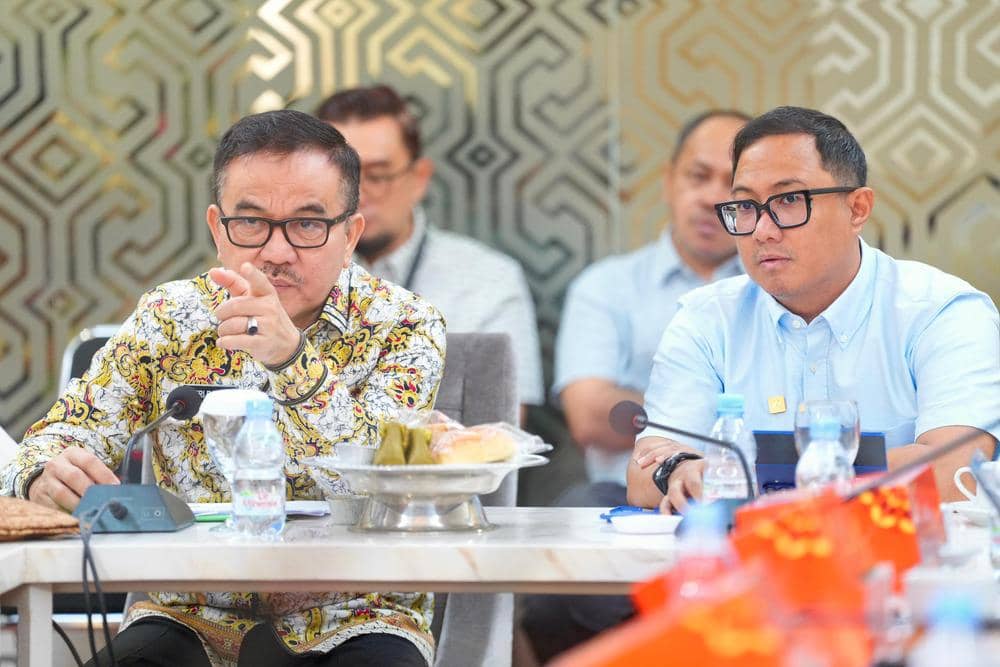 Sekretaris Daerah Provinsi Sulawesi Selatan Jufri Rahman memimpin rapat koordinasi penyaluran BBM di Kantor Gubernur Sulawesi Selatan, Makas