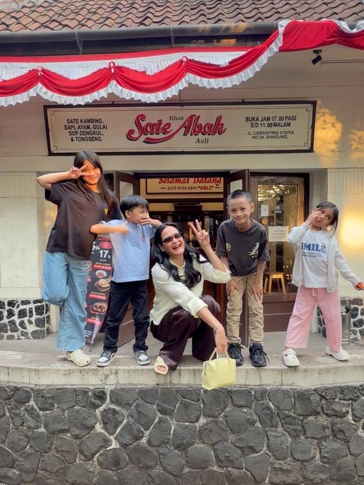 Donna Harun ajak anak, menantu dan cucu kulineran di Kota Bandung