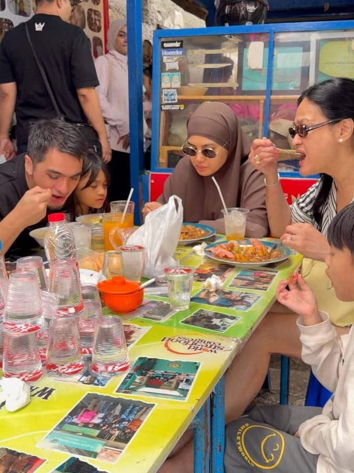 Donna Harun ajak anak, menantu dan cucu kulineran di Kota Bandung
