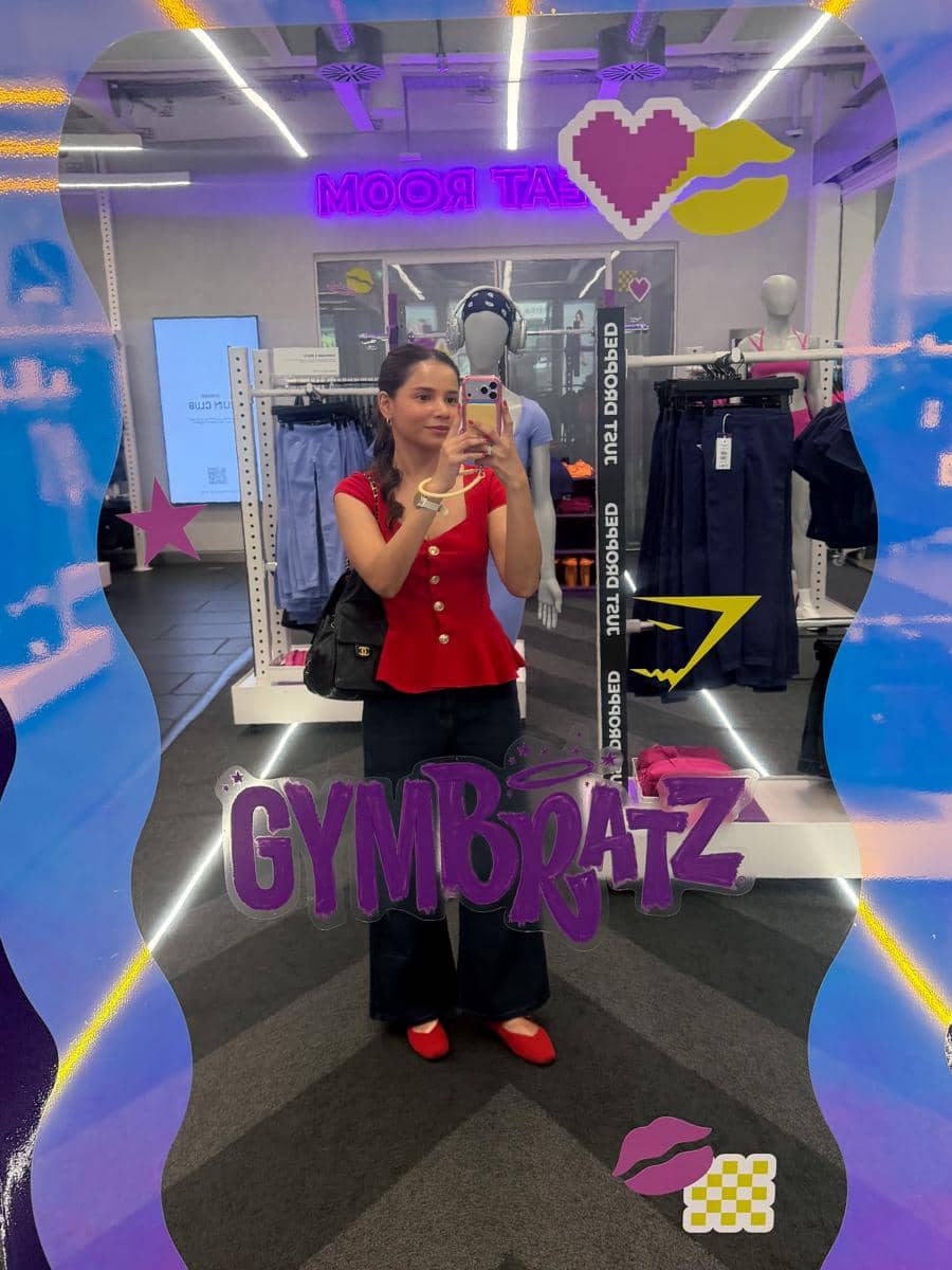 Yunita Siregar jalan-jalan di Kota London dengan outfit merah