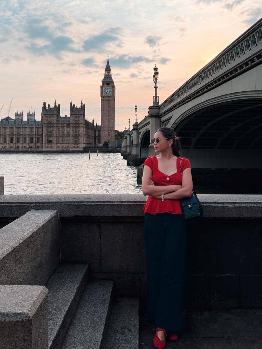 Yunita Siregar jalan-jalan di Kota London dengan outfit merah