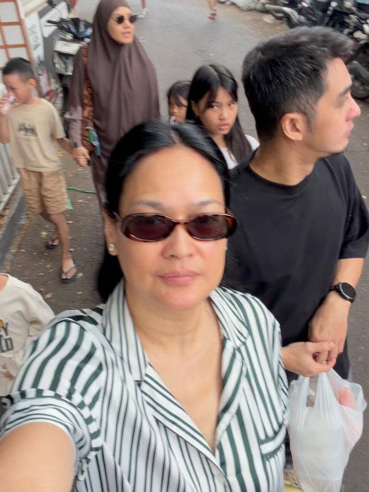 Donna Harun ajak anak, menantu dan cucu kulineran di Kota Bandung