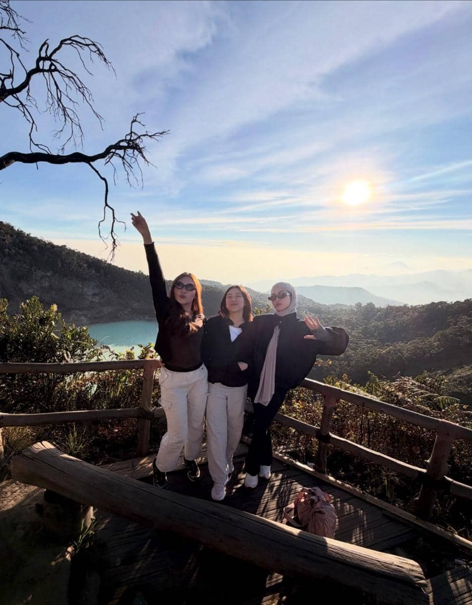 Xaviera Putri dan sahabat di Kawah Putih Ciwidey Bandung