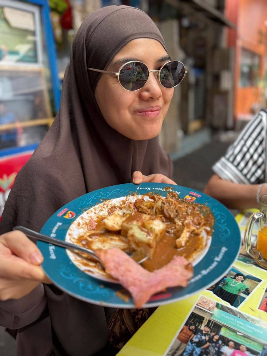 Donna Harun ajak anak, menantu dan cucu kulineran di Kota Bandung