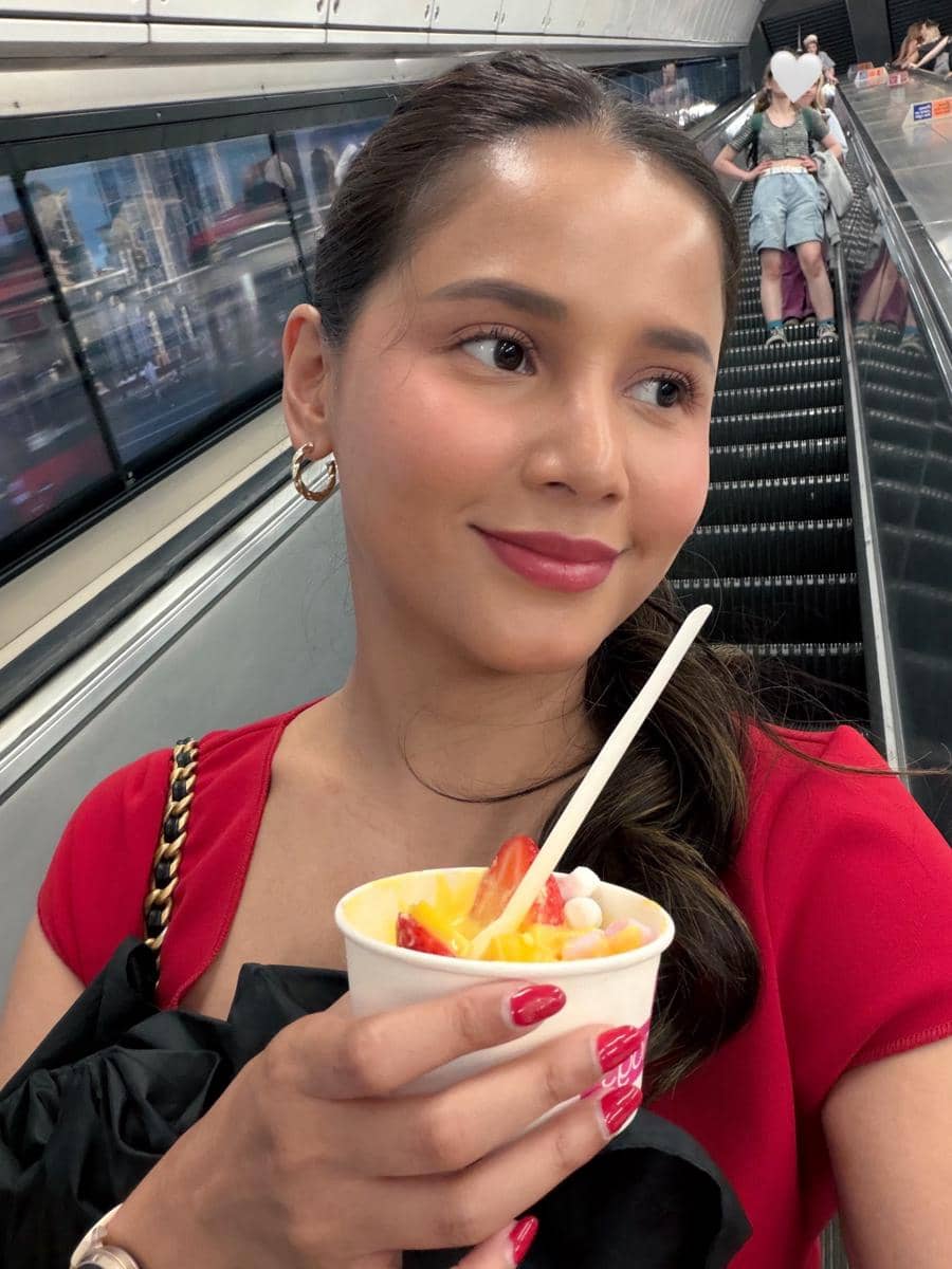 Yunita Siregar jalan-jalan di Kota London dengan outfit merah