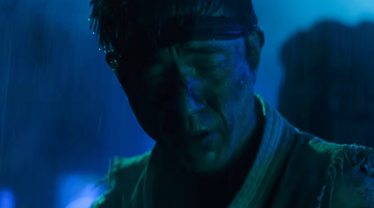 Ryu tampak menyesal saat berhadapan dengan Ken dalam adegan film Street Fighter produksi Paramount Pictures.