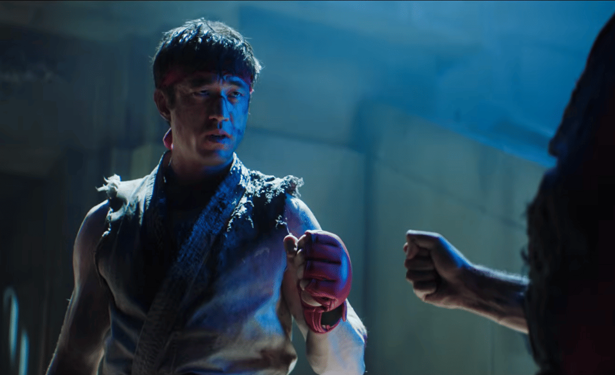 Ryu mengangkat kepalan tangan bersiap melakukan fist bump dengan Ken dalam adegan film Street Fighter.