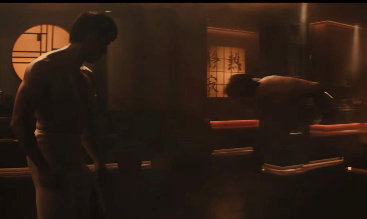 Ryu berhadapan dengan E. Honda dalam adegan pertarungan film Street Fighter produksi Paramount Pictures.