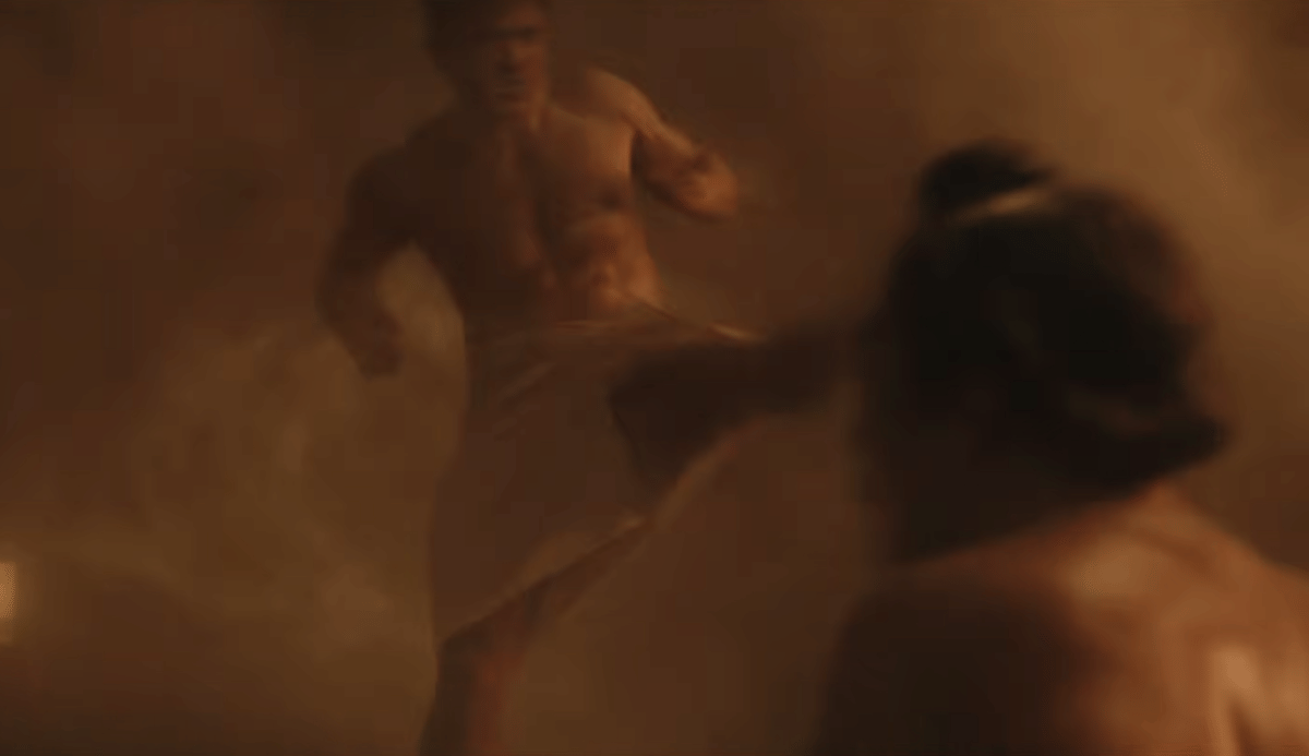 Ryu melancarkan Tatsumaki Senpukyaku dengan tendangan berputar ke arah E. Honda dalam adegan film Street Fighter.