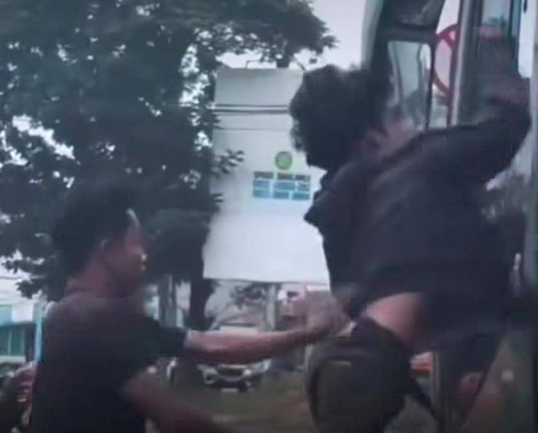 Video aksi penyerangan Bus ALS di Lubuk Linggau yang viral di media sosial.