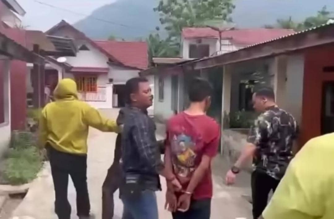 Pelaku penyebrangan Bus ALS di Lubuk Linggau saat diringkus polisi.