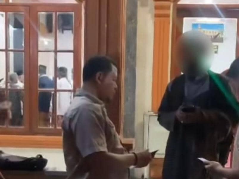 WN Pakistan dideportasi oleh Imigrasi Tangerang usai memaksa meminta sumbangan di masjid-masjid.
