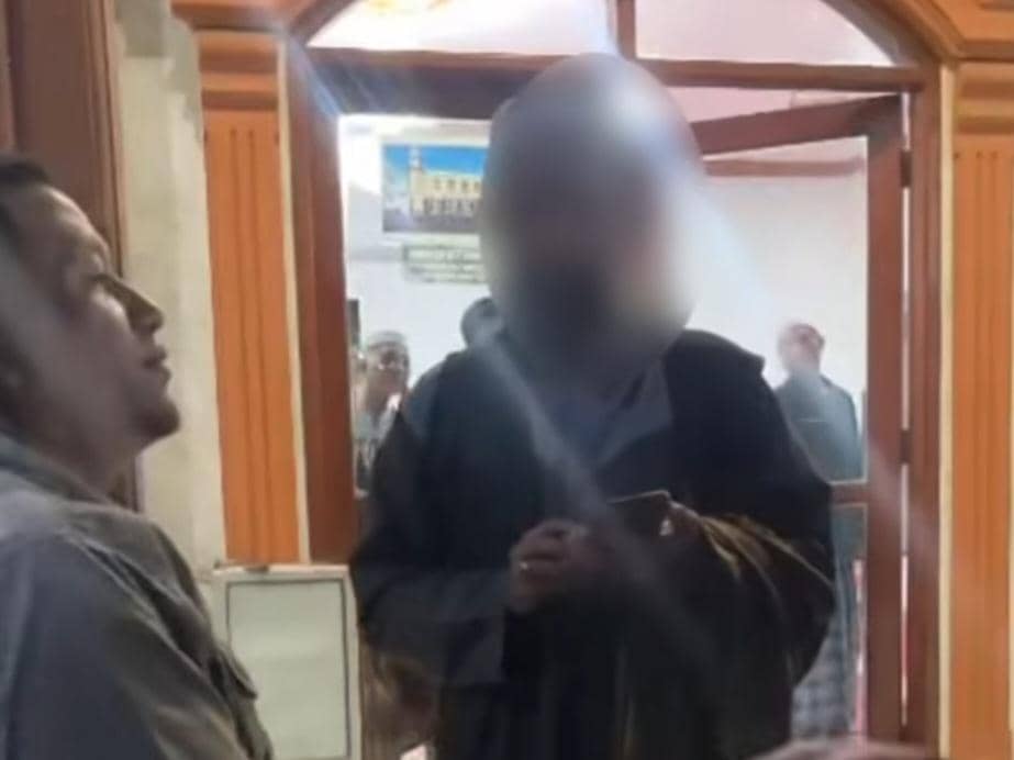 Petugas Imigrasi Tangerang mengawal warga negara Pakistan yang dideportasi usai meminta sumbangan di masjid.