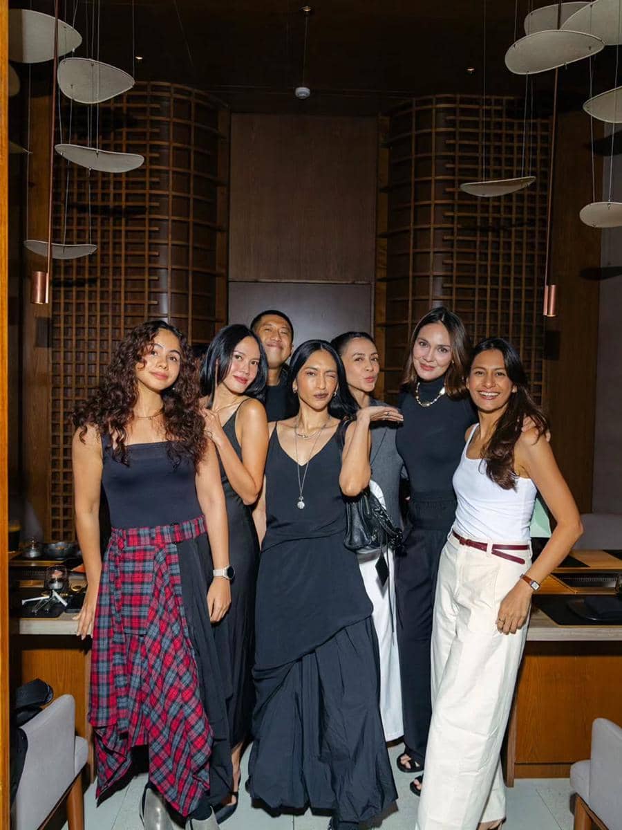 Sejumlah tamu selebritas berpose dengan gaya OOTD saat menghadiri kejutan ulang tahun Luna Maya.