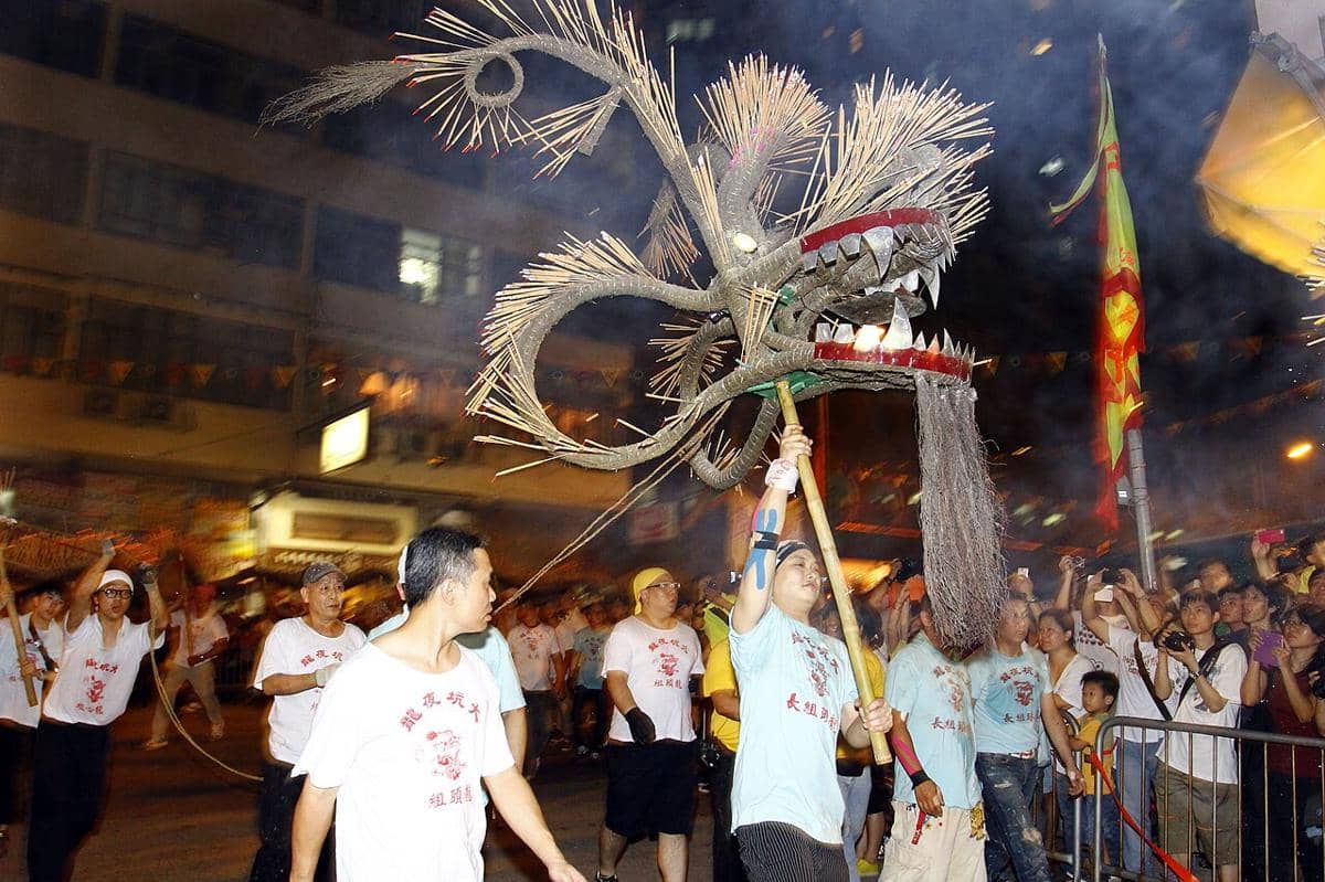 ilustrasi Tarian Naga Api Tai Hang