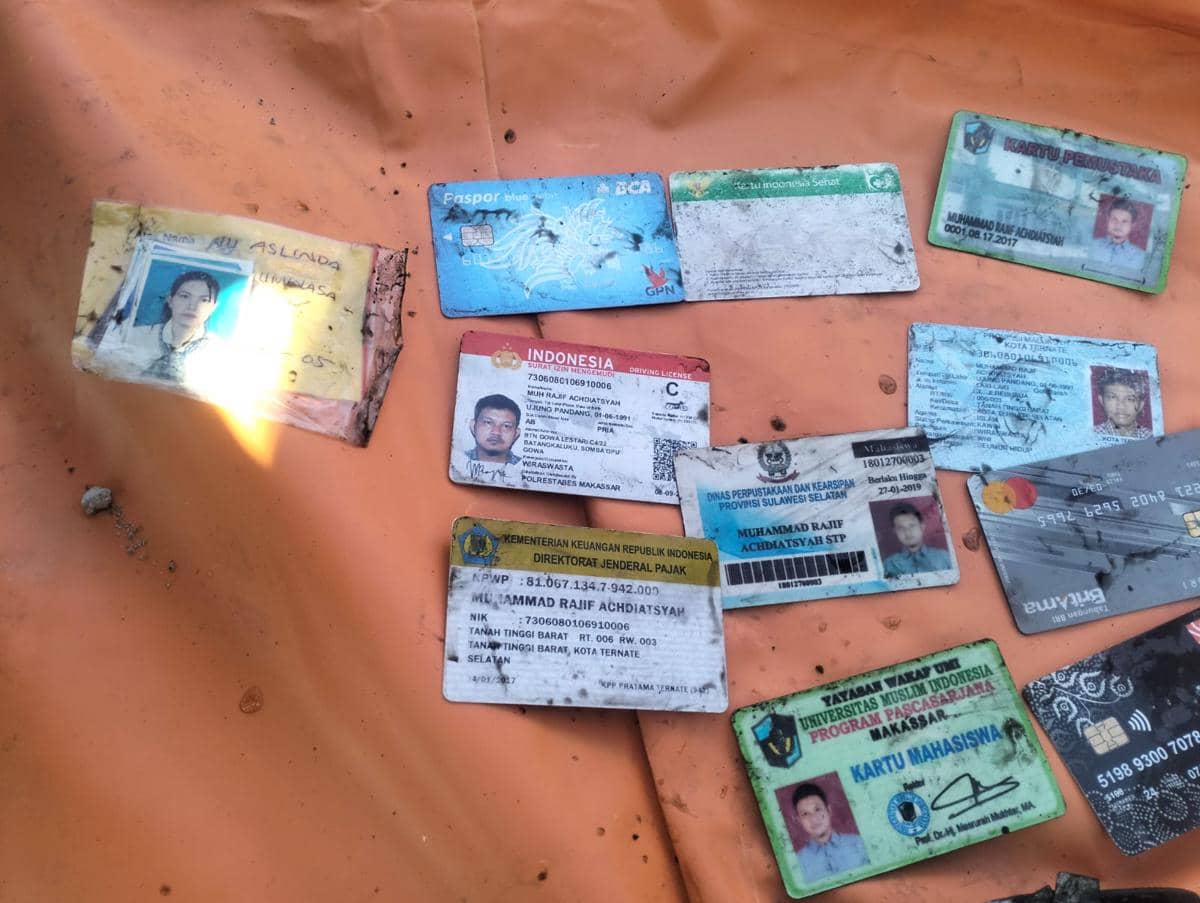 Sejumlah kartu identitas diduga milik pria yang ditemukan meninggal dalam kondisi mengapung di area inspeksi Waduk Tunggu Pampang, Kelurahan