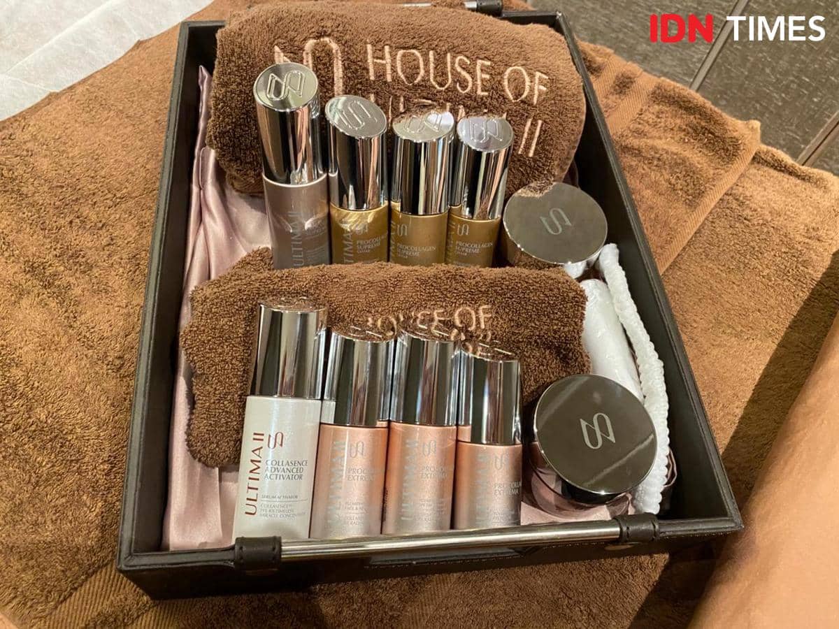Kemasan produk Procollagen Extrema House of Ultima II dipajang dengan desain kemasan berwarna gelap elegan.