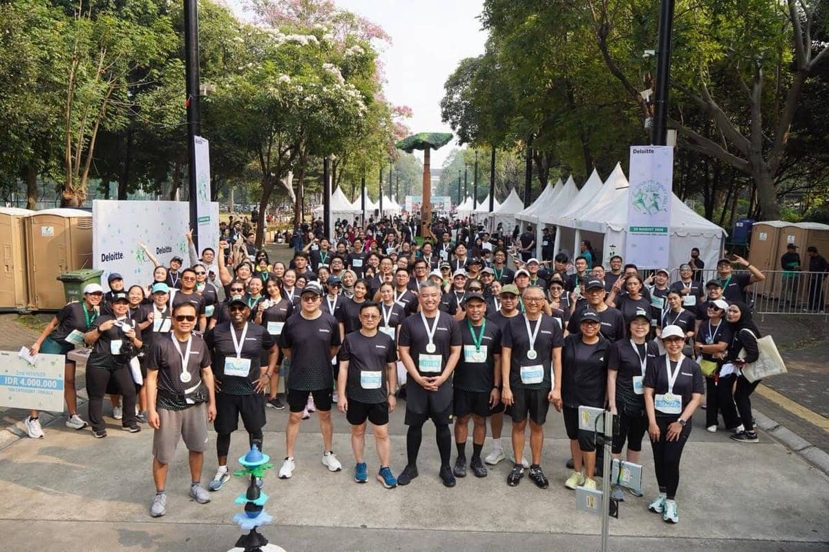 Peserta Deloitte Runify 2026 berkumpul di kawasan Gelora Bung Karno, Jakarta, usai kegiatan lari berlangsung.