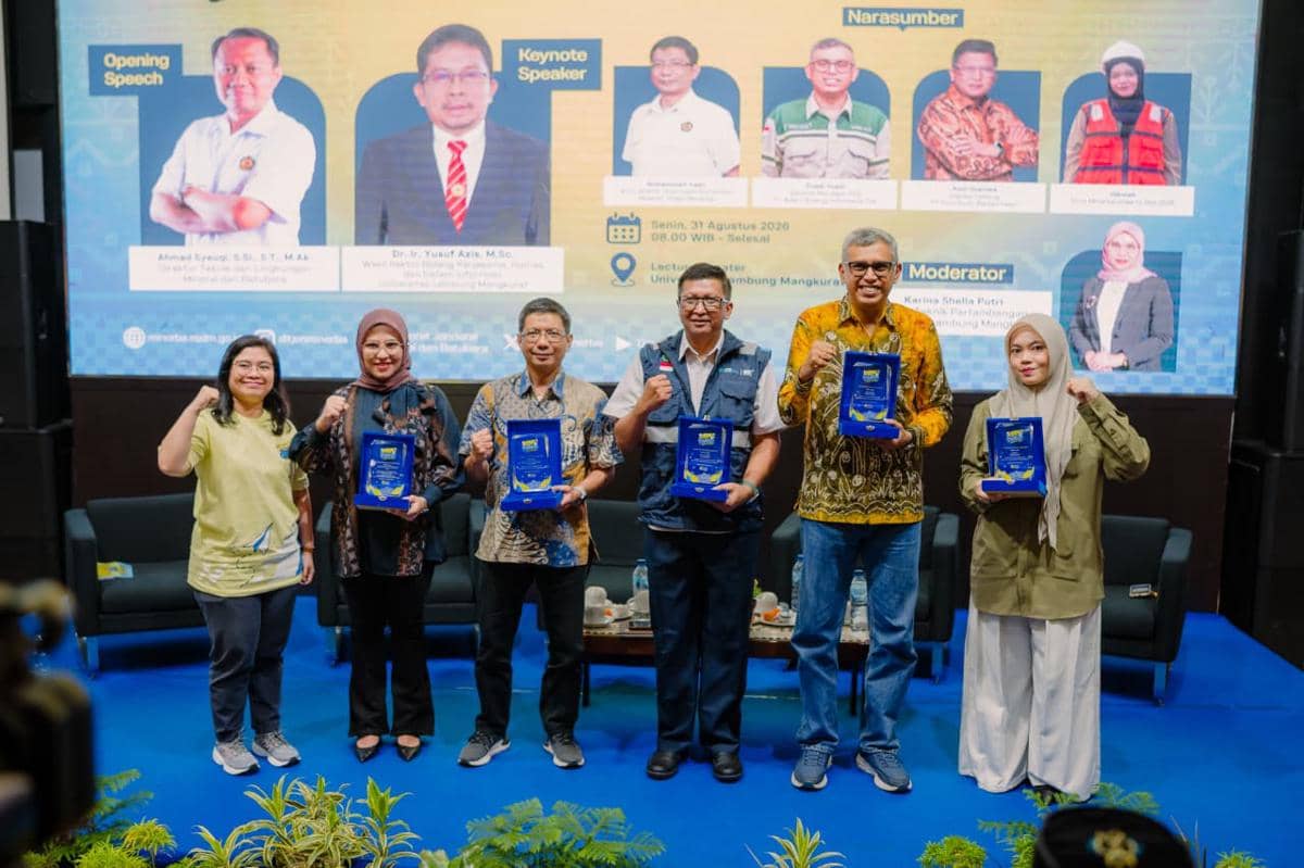 Para narasumber dan moderator di sesi Youth Empowerment Talkshow