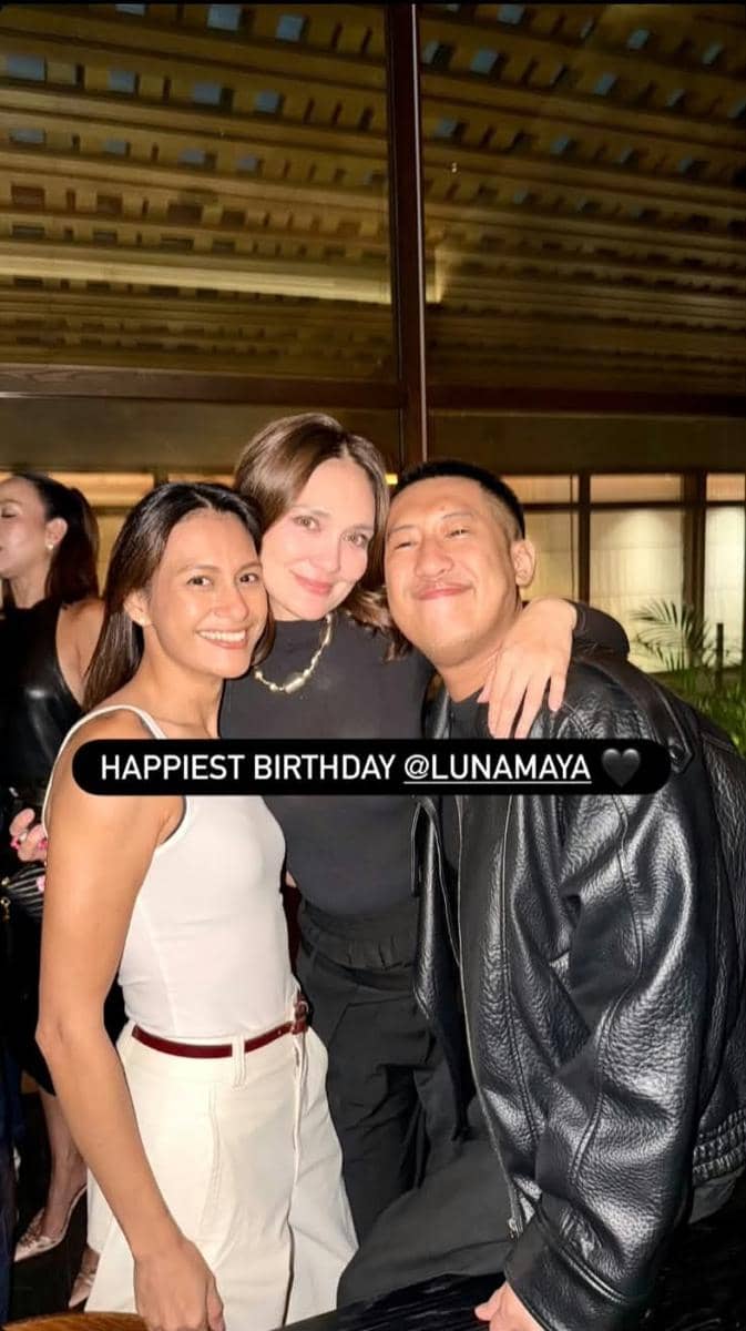 Seorang tamu perempuan berpose mengenakan busana OOTD saat menghadiri kejutan ulang tahun Luna Maya.