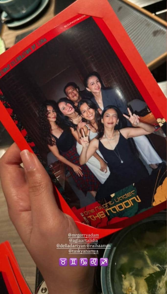 Seorang tamu selebritas berpose dengan gaya OOTD saat menghadiri kejutan ulang tahun Luna Maya.