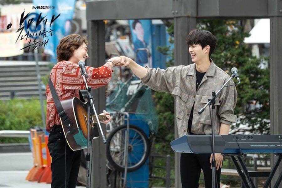 Cuplikan adegan drama Korea When the Devil Calls Your Name produksi tvN bersama para pemeran utama.