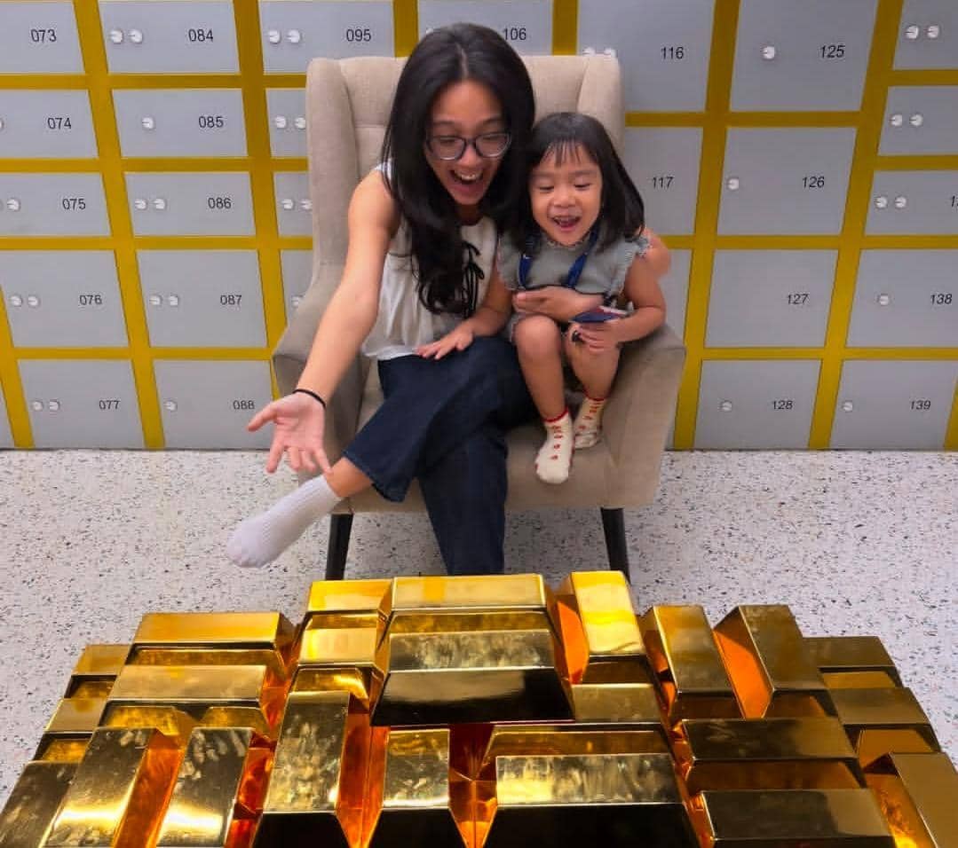 Dhea Ananda dan anak jalan-jalan di Museum Bank Indonesia