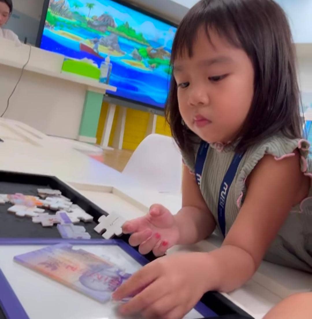 Dhea Ananda dan anak jalan-jalan di Museum Bank Indonesia