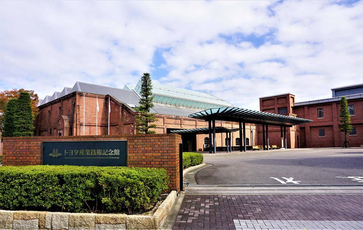 Potret Toyota Commemorative Museum of Industry and Technology, sebuah museum bertema industri dan teknologi.