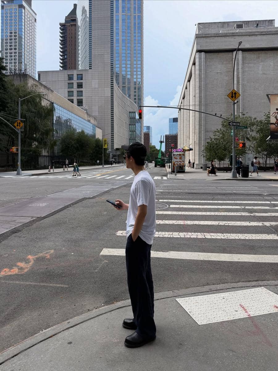 ide styling outfit ke pop-up store ala Mark Lee