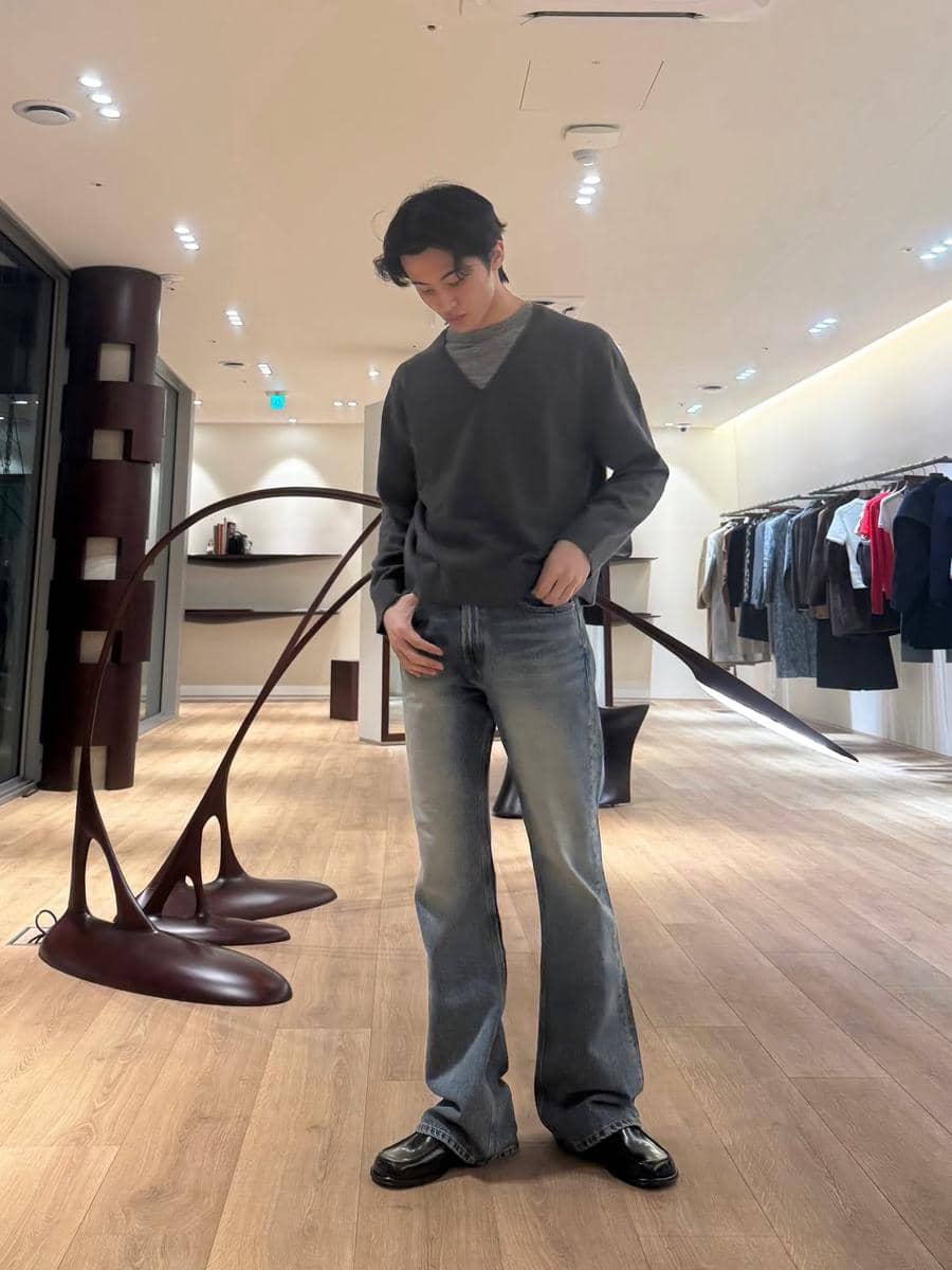 ide styling outfit ke pop-up store ala Mark Lee
