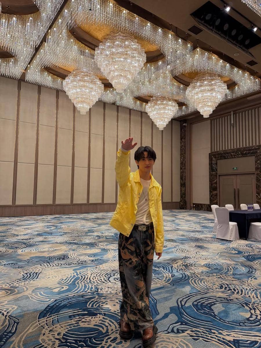 ide styling outfit ke pop-up store ala Mark Lee