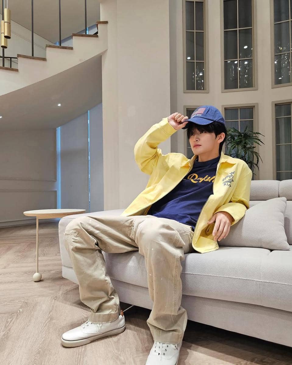 ide styling outfit ke pop-up store ala Mark Lee