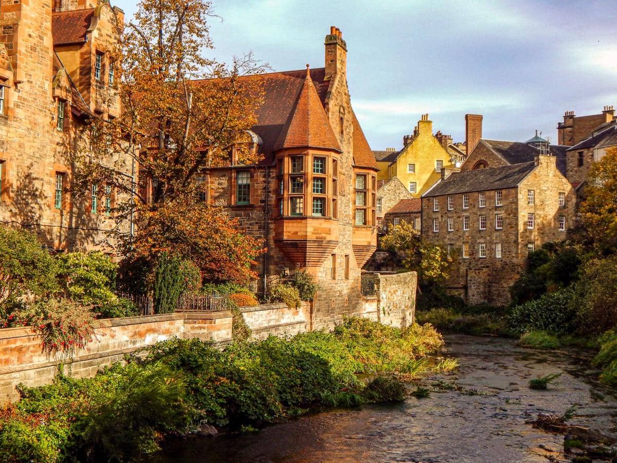 ilustrasi pemandangan musim gugur di Dean Village, Edinburgh