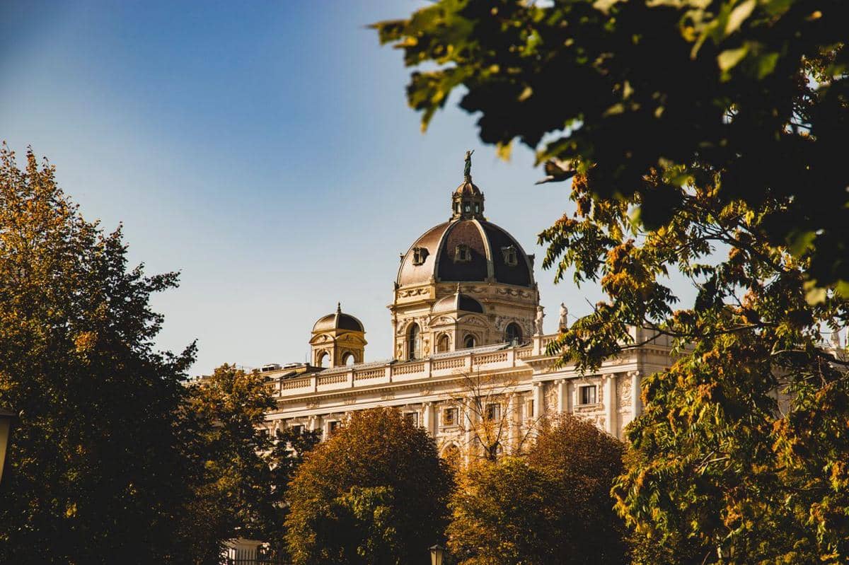 ilustrasi Kunsthistorisches Museum dikelilingi pepohonan musim gugur, Vienna