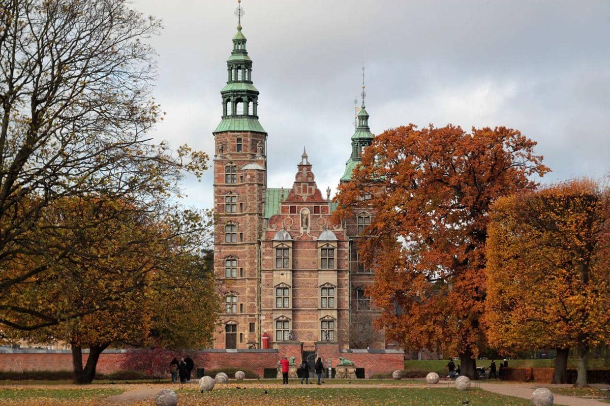 Kastil Rosenborg dikelilingi dedaunan musim gugur di Kopenhagen