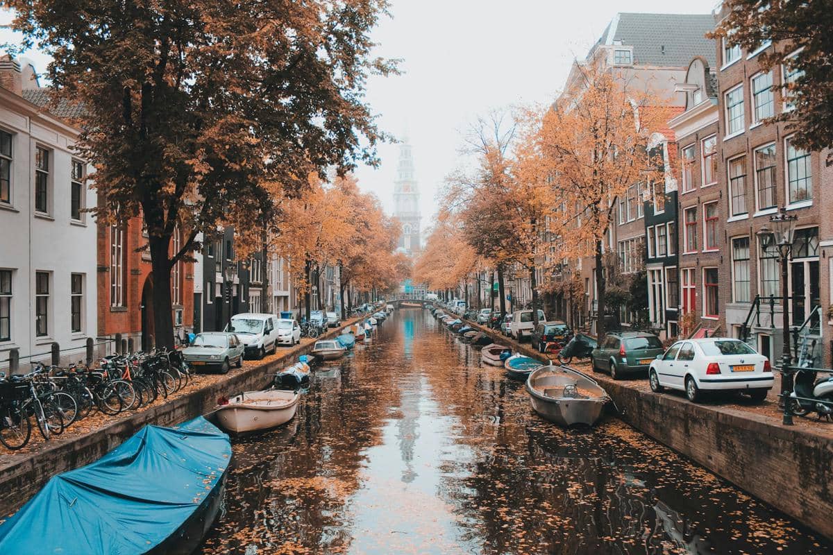 ilustrasi pemandangan kanal saat musim gugur di Amsterdam